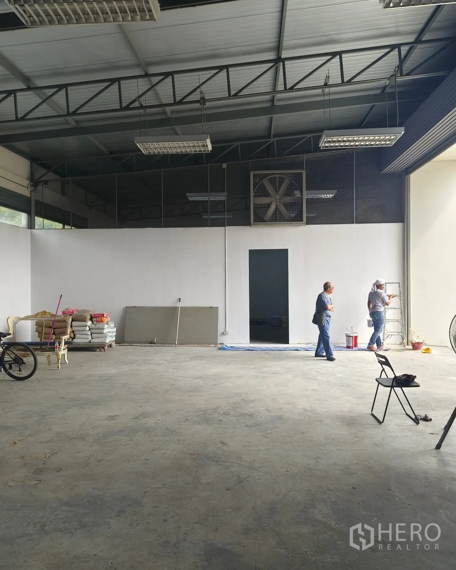 仓库 for rent in Sai Mai, Bangkok - 开放式仓储区，配大功率通风扇、平整地面与宽敞装卸门
