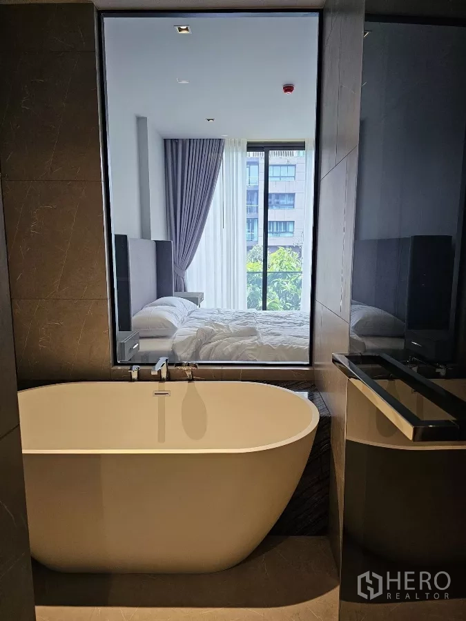 คอนโด ให้เช่าในWatthana, Bangkok - ห้องน้ำหรูอ่างอาบน้ำลอยตัว มองผ่านหน้าต่างเข้าสู่ห้องนอน