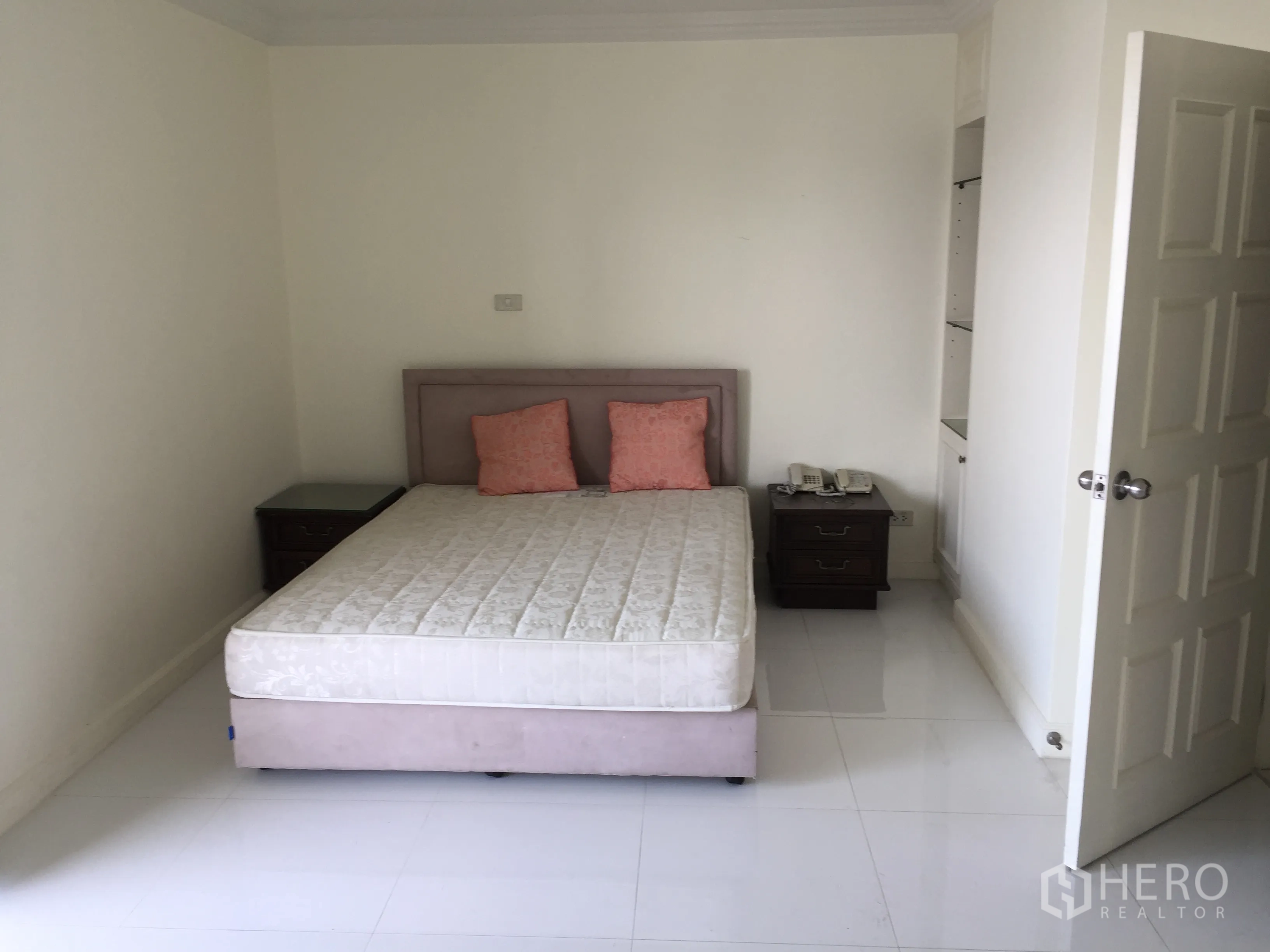 公寓 出租在Watthana, Bangkok - 次卧配床、床头柜及内置搁架。