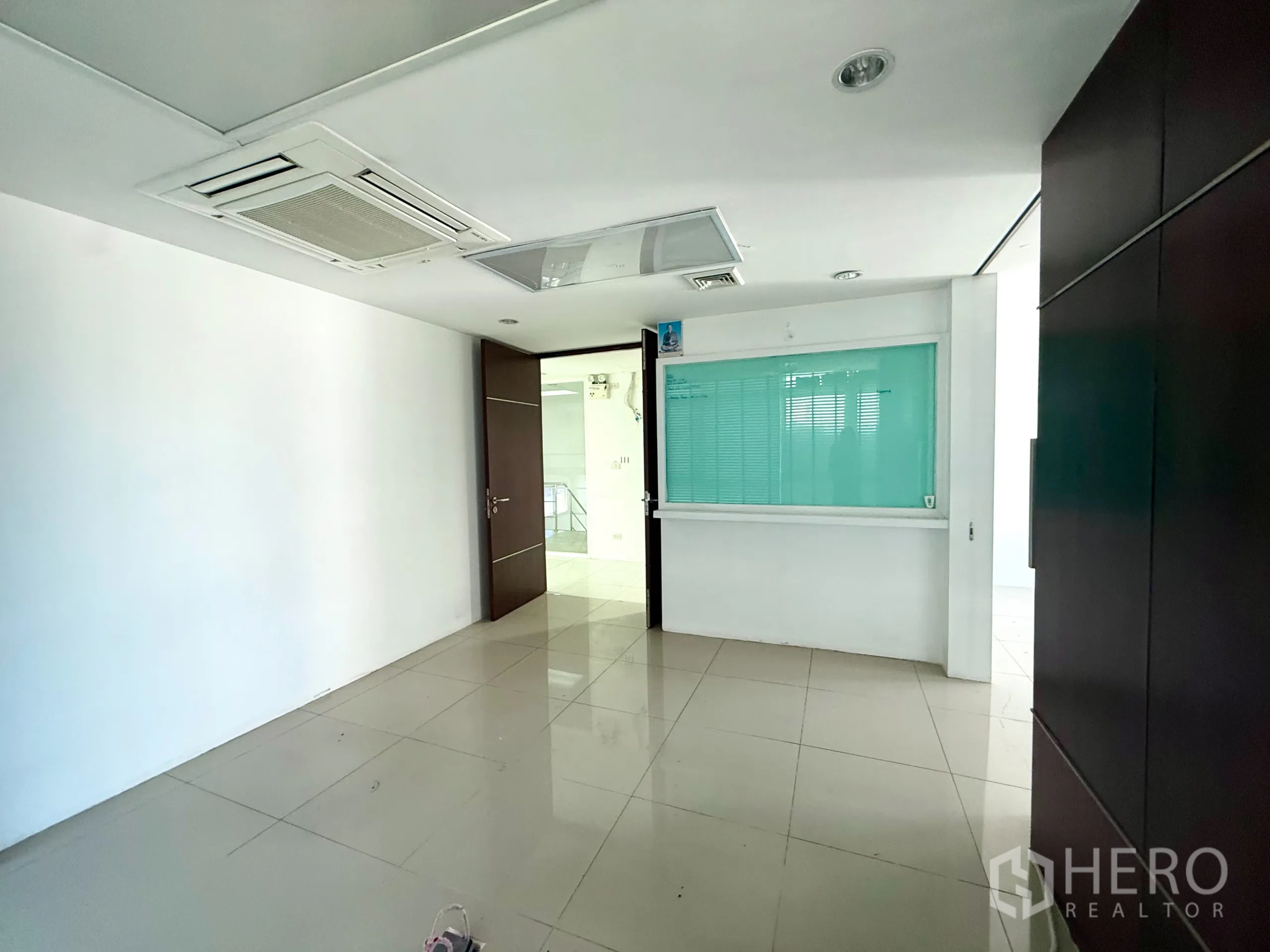 办公空间 出租在Bueng Kum, Bangkok - 小型办公室，玻璃隔断与吊顶空调