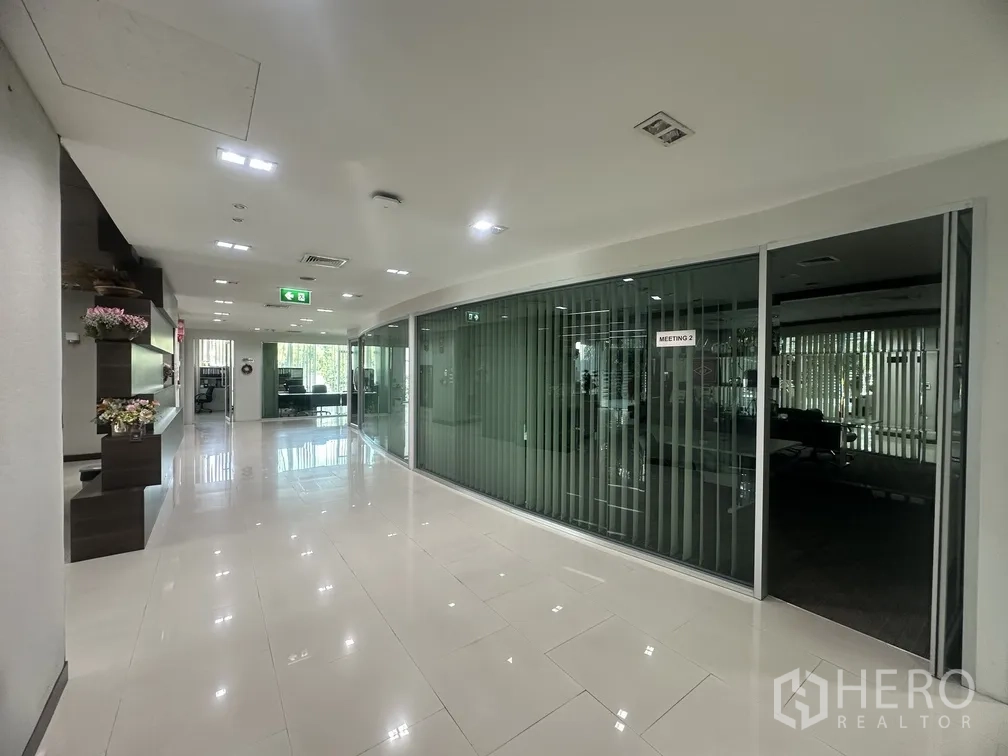 工厂 for rent in Lam Luk Ka, Pathum Thani - 明亮走廊，玻璃墙会议室与抛光地面。