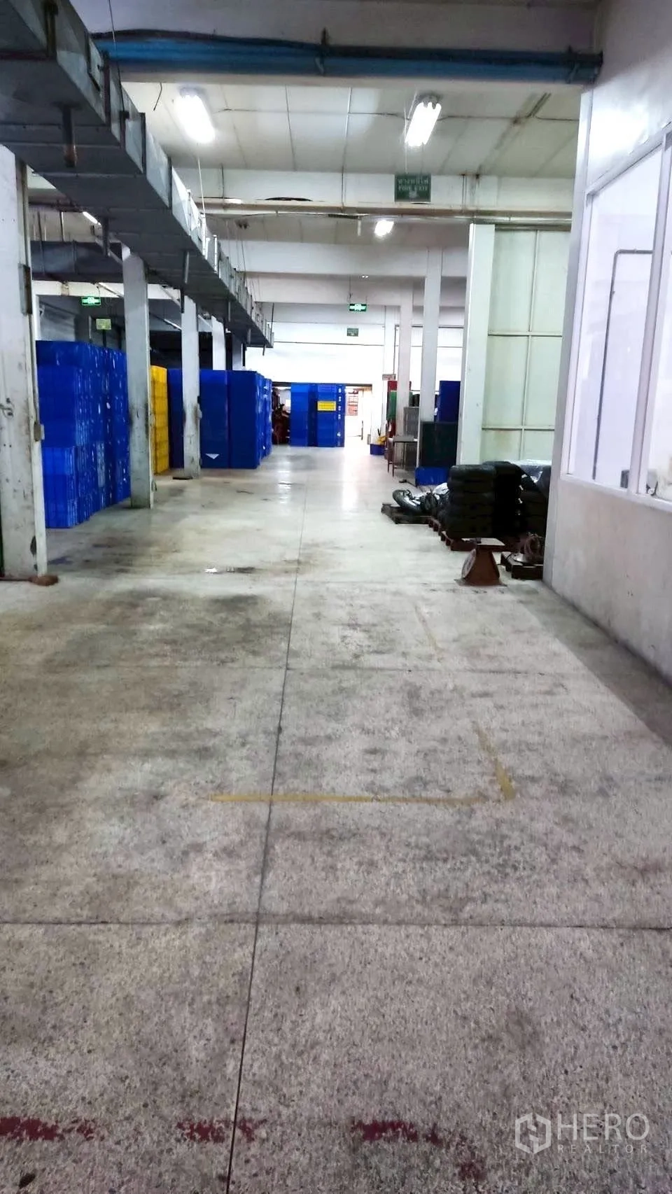 โรงงาน for sale in Lat Krabang, Bangkok - โถงยาวภายในมีท่อดักต์เหนือศีรษะ ไฟยาว และหน้าต่างด้านข้าง