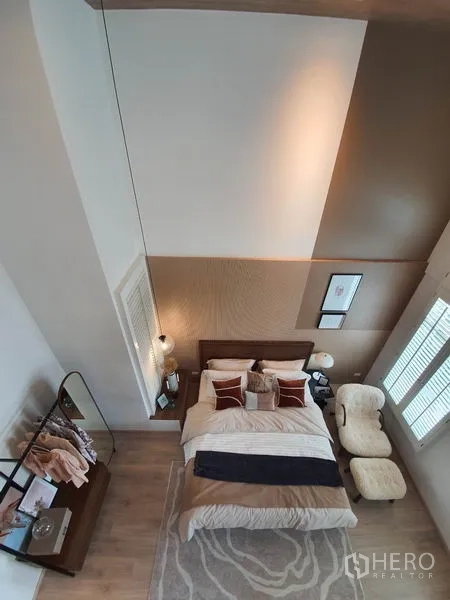 บ้าน ให้เช่าในPrawet, Bangkok - มุมมองจากด้านบนของห้องนอนใหญ่ เพดานสูง ผนังตกแต่ง และเก้าอี้เอน