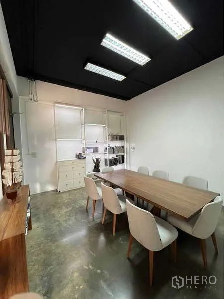 คลังสินค้า ขายในBang Bua Thong, Nonthaburi - ห้องประชุมทันสมัย โต๊ะไม้ยาว เก้าอี้สีขาว และชั้นเก็บของ.