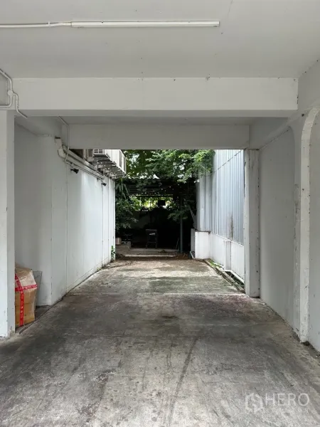 Home Office for rent in Chatuchak, Bangkok - Long covered driveway or carport tunnel with concrete floor leading to the rear yard.