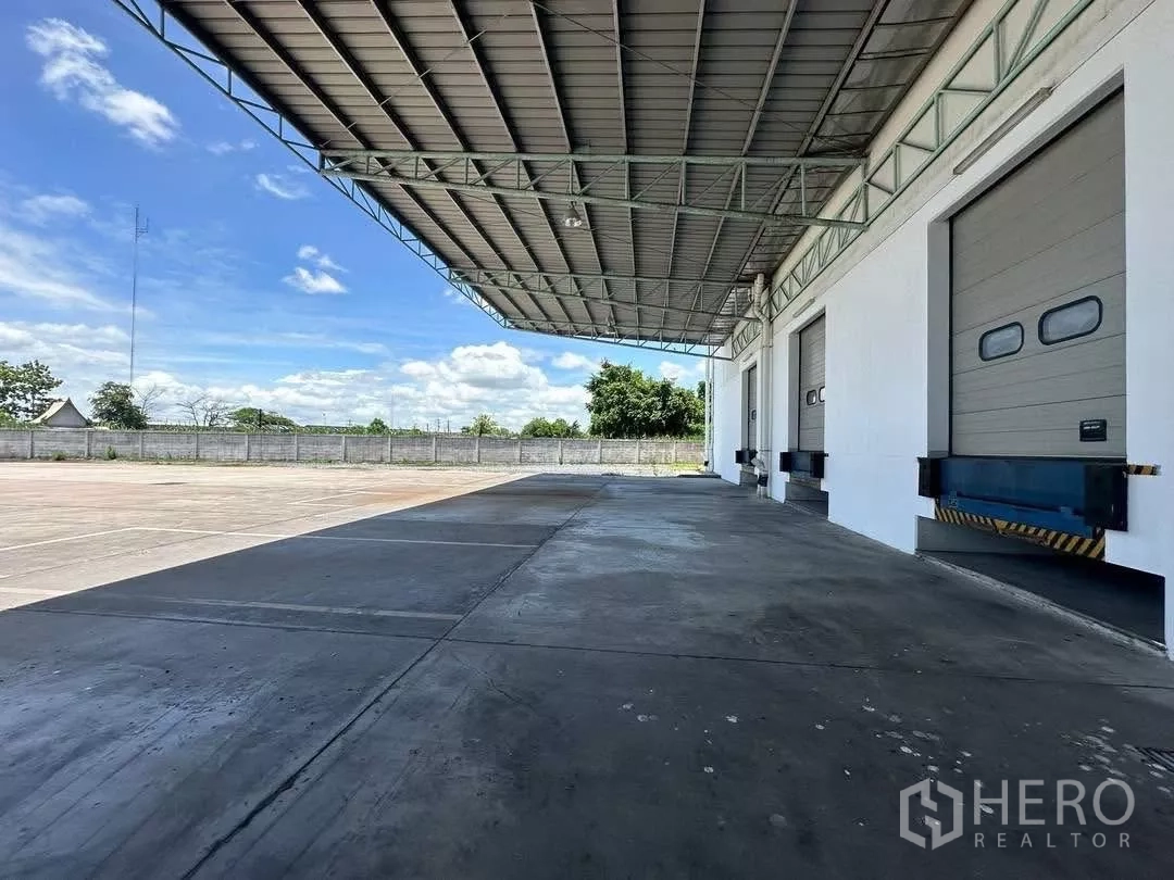 โรงงาน ให้เช่าในSi Racha, Chon Buri - ลานคอนกรีตกว้างใต้หลังคาโลหะ สำหรับรถเทรลเลอร์เลี้ยวเข้าออกท่าขนถ่าย
