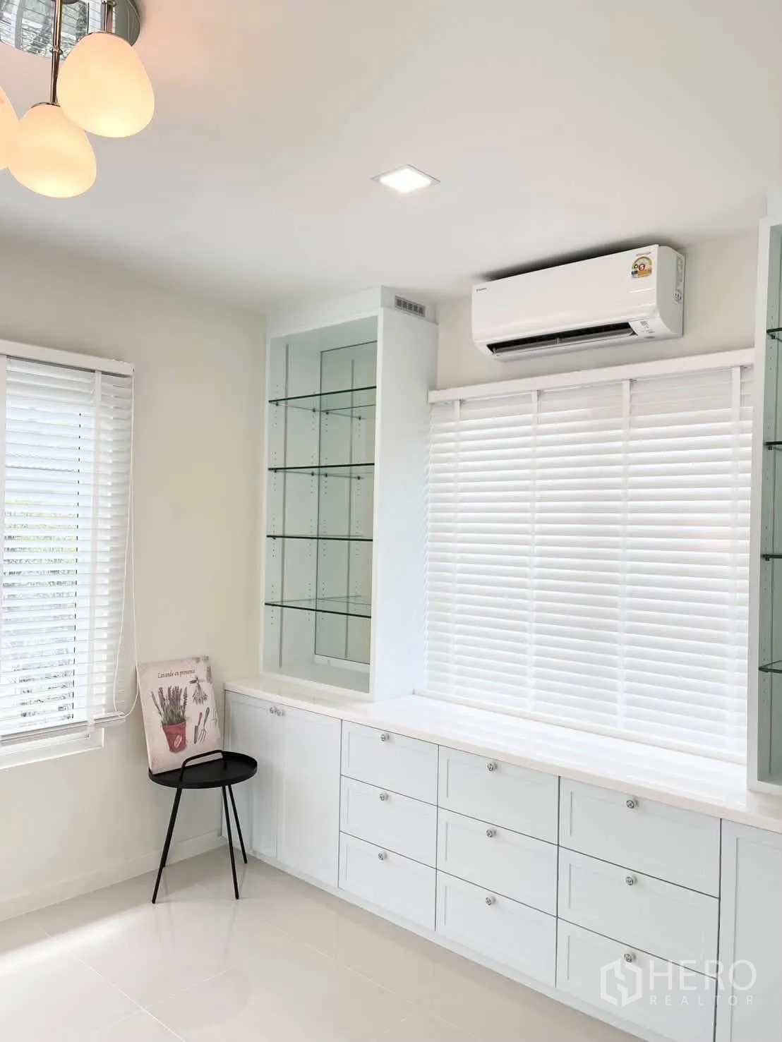 บ้านเดี่ยว for rent in Bang Phli, Samut Prakan - ตู้บิวต์อินสีขาวพร้อมชั้นกระจกโชว์ของและเครื่องปรับอากาศ