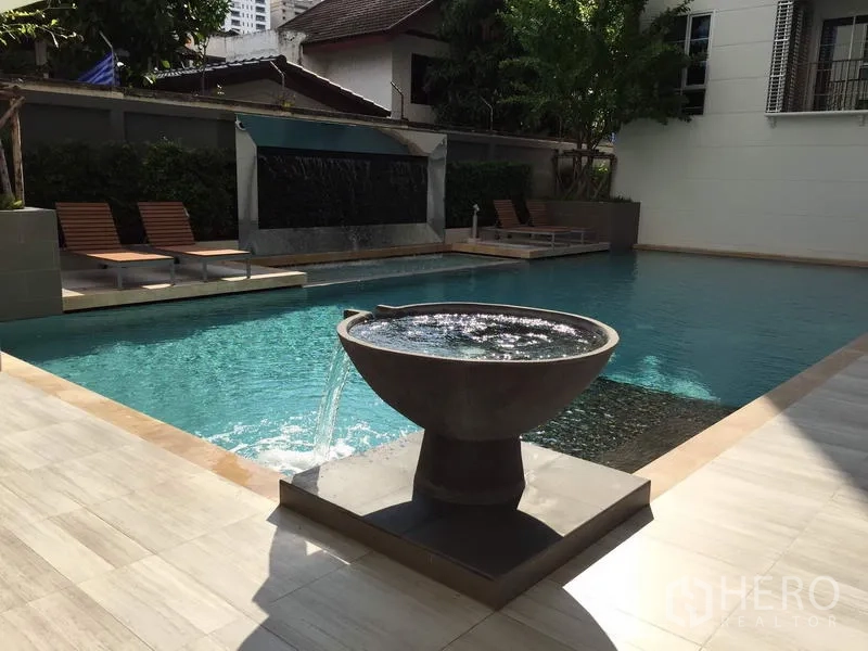 คอนโด ให้เช่าในWatthana, Bangkok - สระว่ายน้ำกลางแจ้งของคอนโดพร้อมน้ำพุและเตียงอาบแดด