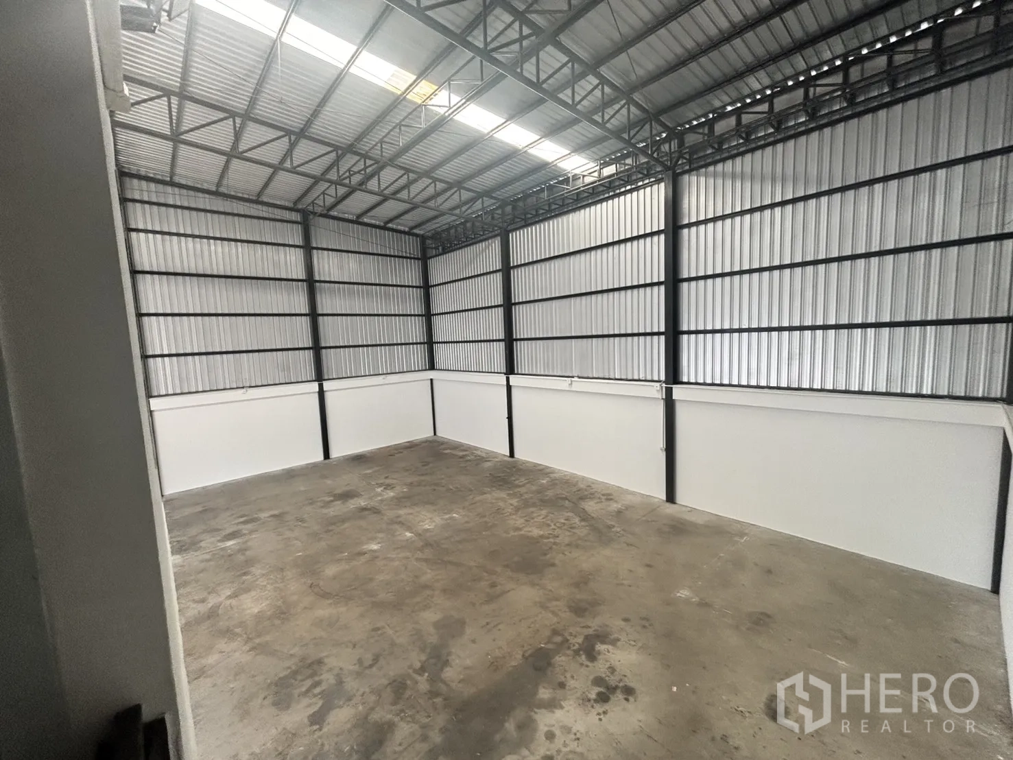 货栈 出租在Lat Krabang, Bangkok - 空置夹层储物区，金属墙面与自然采光