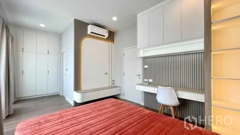 独栋房屋 for rent or sale in Bang Phli, Samut Prakan - 卧室带内置书桌、柜体与衣柜