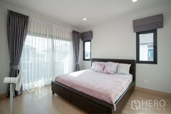 บ้าน ให้เช่าในBang Phli, Samut Prakan - ห้องนอนมาสเตอร์รับแสง พร้อมหน้าต่างบานใหญ่และทางออกสู่ระเบียง