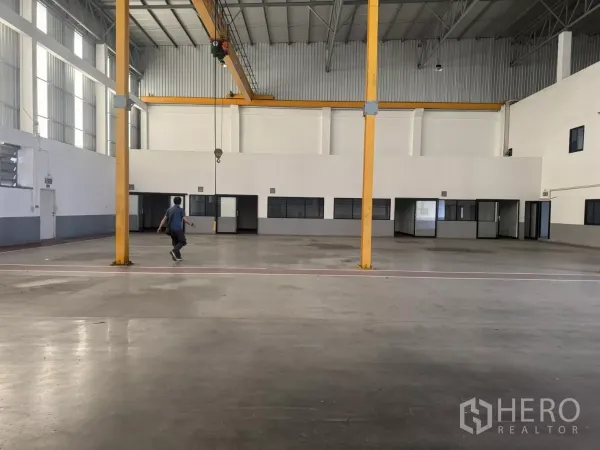 Factory for rent or sale in Bang Phli, Samut Prakan - Wide industrial workspace with overhead crane columns and internal office rooms.