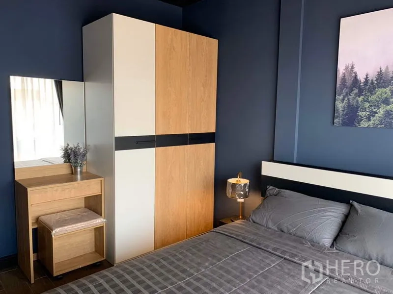 Townhouse for rent in Bang Kapi, Bangkok - Cozy secondary bedroom with wardrobe, dressing table and soft lighting.