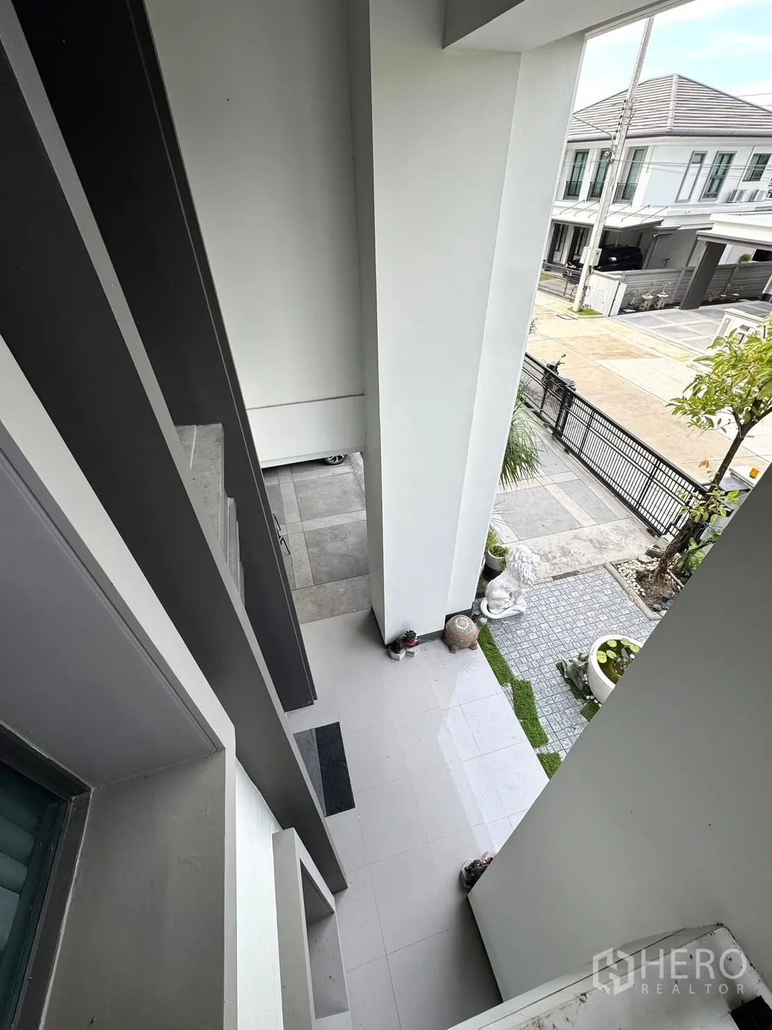独立式住宅 出售在Mueang Pathum Thani, Pathum Thani - 从上层阳台俯视前廊与花园。