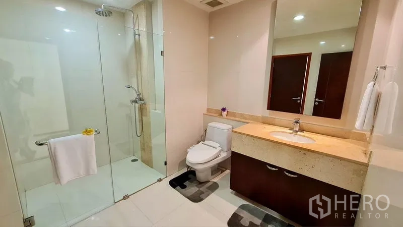 คอนโด ให้เช่าในWatthana, Bangkok - ห้องน้ำสมัยใหม่ พร้อมฝักบัวกระจก โต๊ะอ่างล้างหน้า และโถสุขภัณฑ์