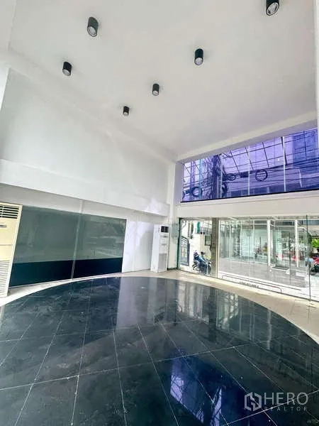 零售空间 出租在Bang Rak, Bangkok - 开放式店铺，黑色圆形瓷砖地面与大展示窗。