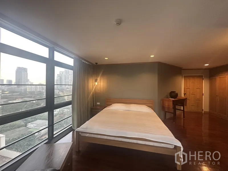 公寓 出售在Watthana, Bangkok - 卧室大窗与天际线景观