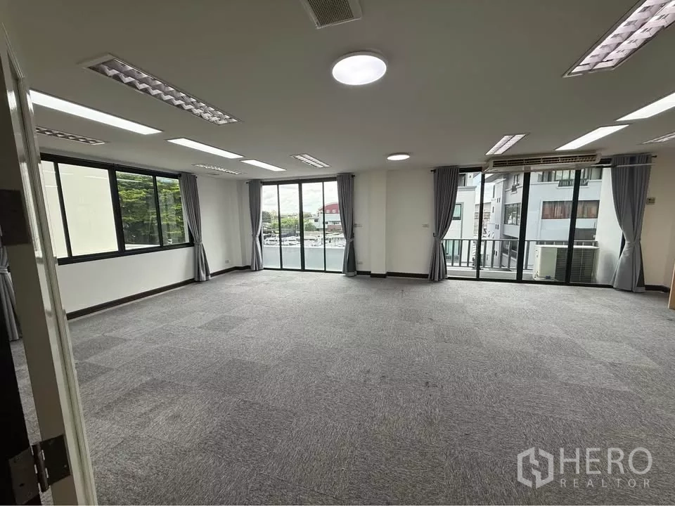带办公室的家 出租在Wang Thonglang, Bangkok - 铺地毯的办公层，LED灯带，落地窗与阳台。