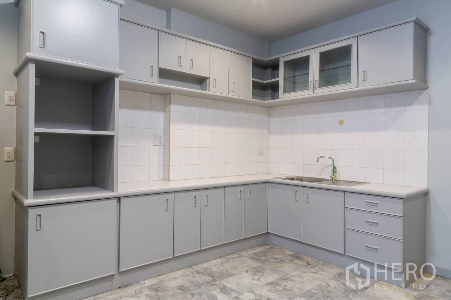 Home Office for rent in Bang Rak, Bangkok - L-shaped kitchen with gray cabinetry, tiled backsplash and stainless sink.