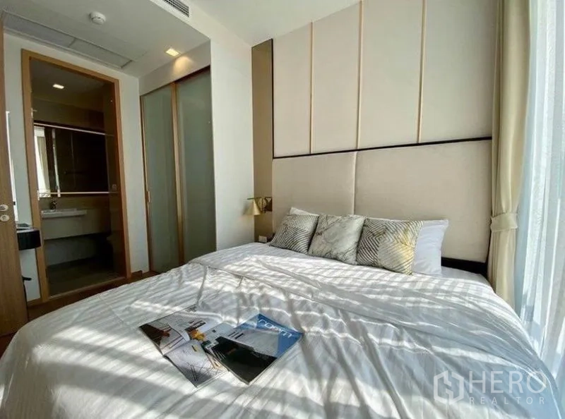 公寓 出租在Watthana, Bangkok - 主卧软包背景墙，带套内卫生间入口。