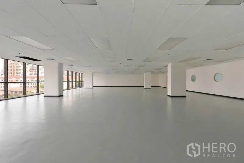 Office Space for rent in Pathum Wan, Bangkok - Expansive office interior with widely spaced columns, suspended ceiling panels and panoramic glazing.