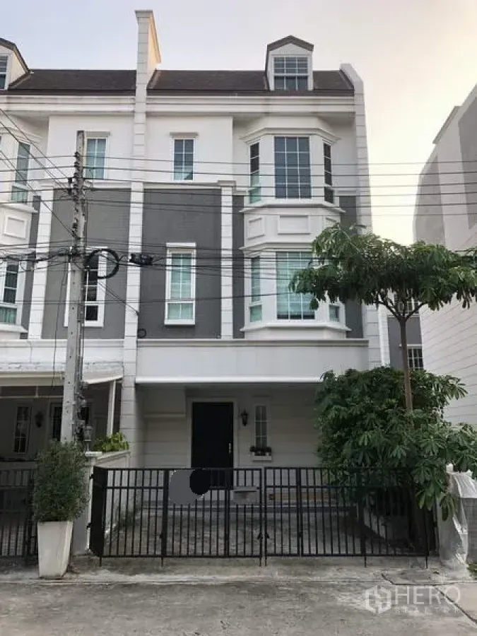 Townhouse for rent in Bang Kapi, Bangkok - Three-storey corner townhouse exterior in Hua Mak, Bang Kapi with bay windows and gated parking.