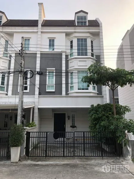 Townhouse for rent in Bang Kapi, Bangkok - Three-storey corner townhouse exterior in Hua Mak, Bang Kapi with bay windows and gated parking.
