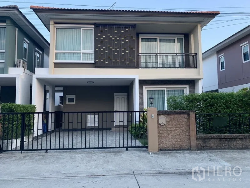 บ้าน ขายในPrawet, Bangkok - ด้านหน้าบ้านเดี่ยวสองชั้นพร้อมโรงจอดรถและระเบียงในย่านประเวศ