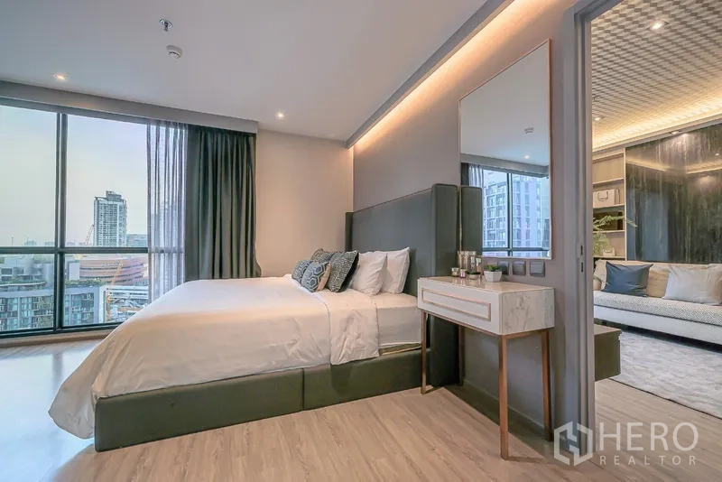 คอนโด ให้เช่าในWatthana, Bangkok - ห้องนอนใหญ่ หน้าต่างบานใหญ่ หัวเตียงบุนุ่ม พร้อมวิวเมืองจากระเบียง