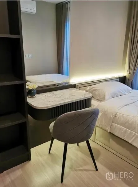 คอนโด ให้เช่าในHuai Khwang, Bangkok - ห้องนอนอบอุ่นพร้อมโต๊ะเครื่องแป้ง กระจก และไฟซ่อนใกล้หน้าต่าง
