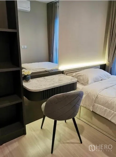 คอนโด ให้เช่าในHuai Khwang, Bangkok - ห้องนอนอบอุ่นพร้อมโต๊ะเครื่องแป้ง กระจก และไฟซ่อนใกล้หน้าต่าง