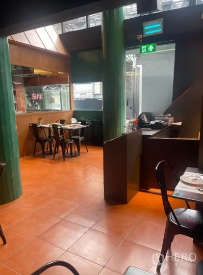 店屋 出租在Watthana, Bangkok - 临街前厅用餐角，靠近收银台与大窗采光。