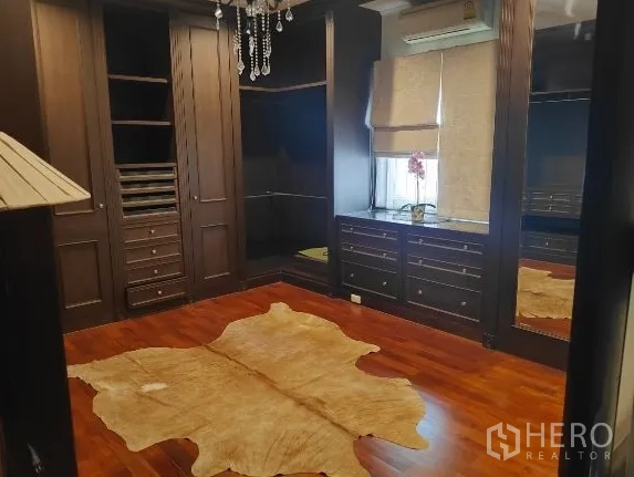 บ้าน ให้เช่าในHuai Khwang, Bangkok - วอล์กอินโคลเซ็ตตู้ไม้สีเข้มและโคมระย้า