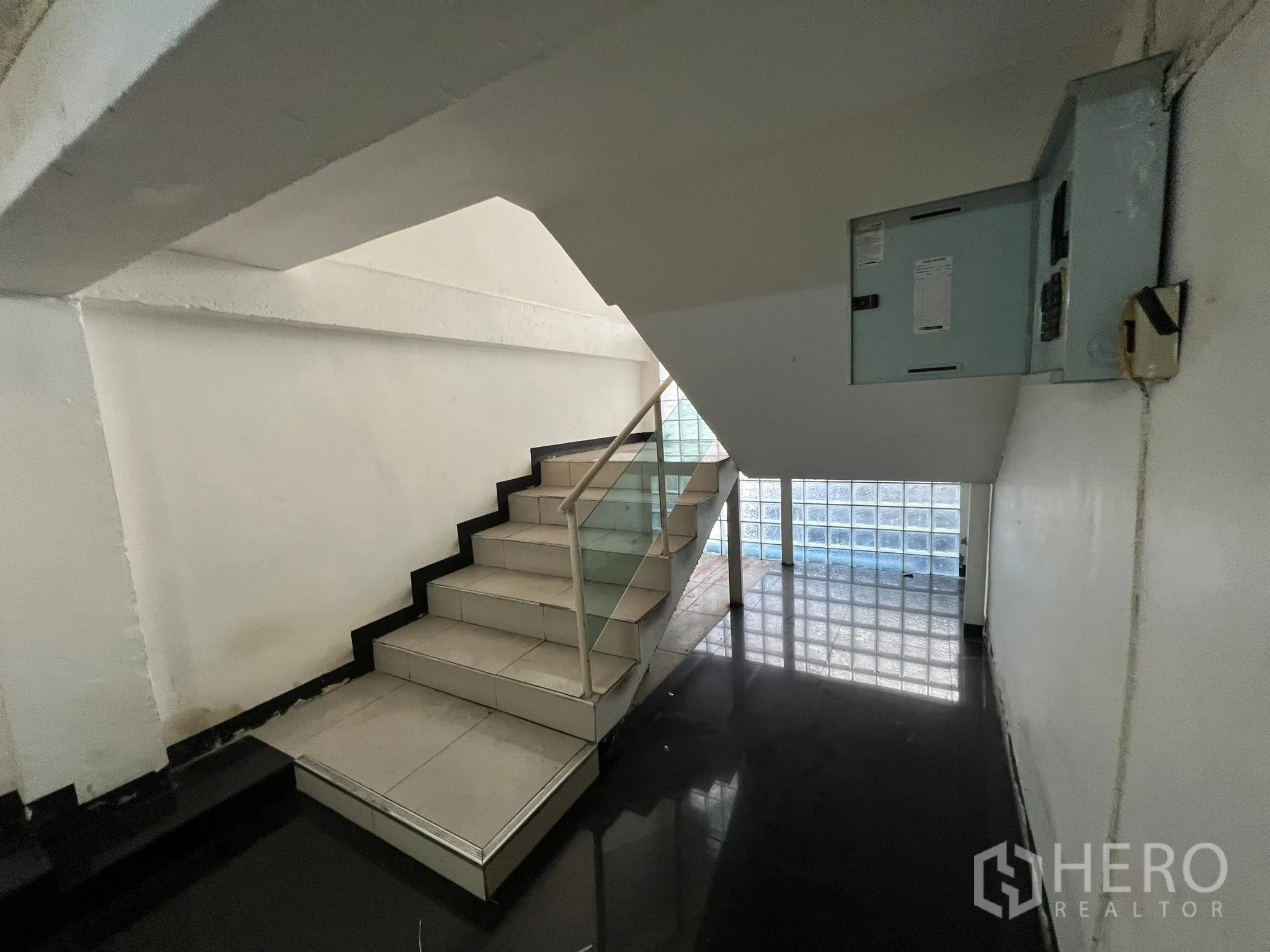 Shophouse for rent in Khlong Toei, Bangkok - Stairwell featuring a glass-block wall that brings natural light inside.