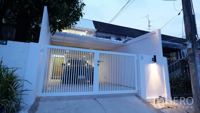 ทาวน์เฮาส์ ให้เช่าในKhlong Toei, Bangkok - ทาวน์เฮ้าส์สไตล์โมเดิร์นสีขาวพร้อมโรงจอดรถมีประตูรั้วยามเย็น