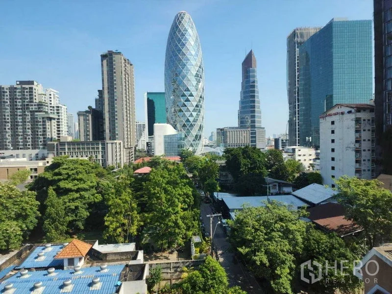 公寓 出租在Phaya Thai, Bangkok - Ari 区城市天际线，现代高楼与绿树成荫。