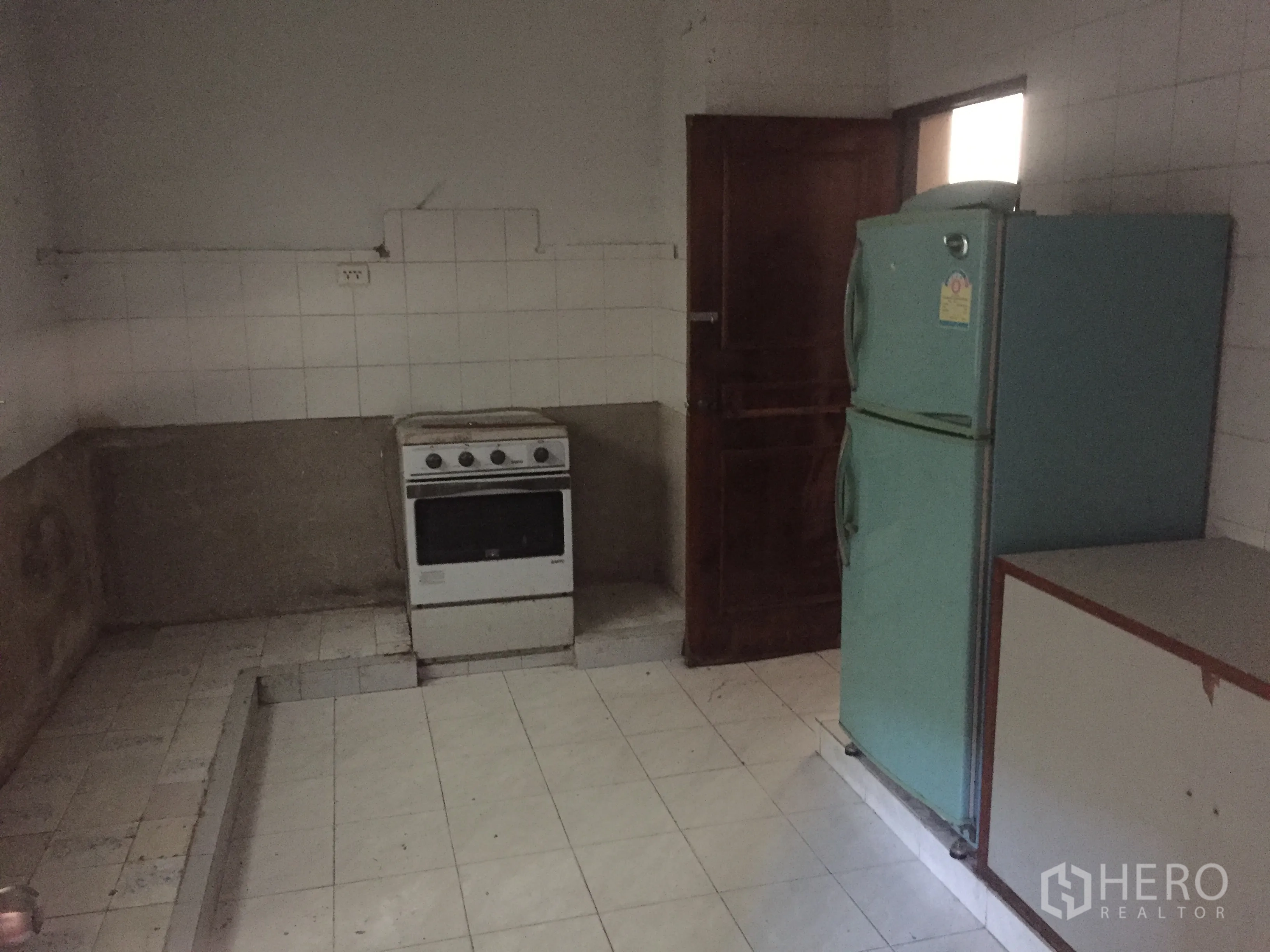 带办公室的家 出售在Watthana, Bangkok - 简约厨房，独立式烤箱与双门冰箱，墙地瓷砖饰面。