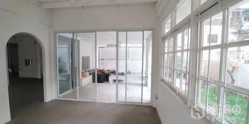 独立式住宅 出租或出售在Sathon, Bangkok - 玻璃日光房，面向露台与花园景。