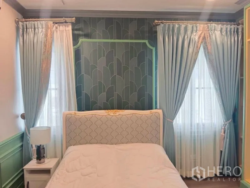 บ้าน ให้เช่าหรือขายในSaphan Sung, Bangkok - ห้องนอนแขก ผนังเน้นสีเขียวอมฟ้า ผ้าม่านสวยงาม