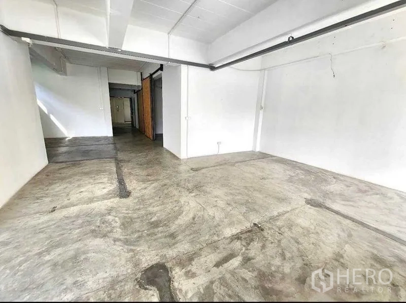 Office Space for rent or sale in Din Daeng, Bangkok - Expansive flexible floor plate with white columns and concrete finish.