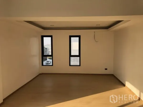 工厂 出售在Thanyaburi, Pathum Thani - 宽敞办公室，吊顶与窄条竖窗