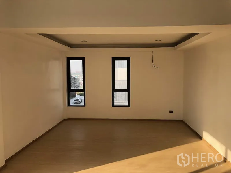 工厂 出售在Thanyaburi, Pathum Thani - 宽敞办公室，吊顶与窄条竖窗