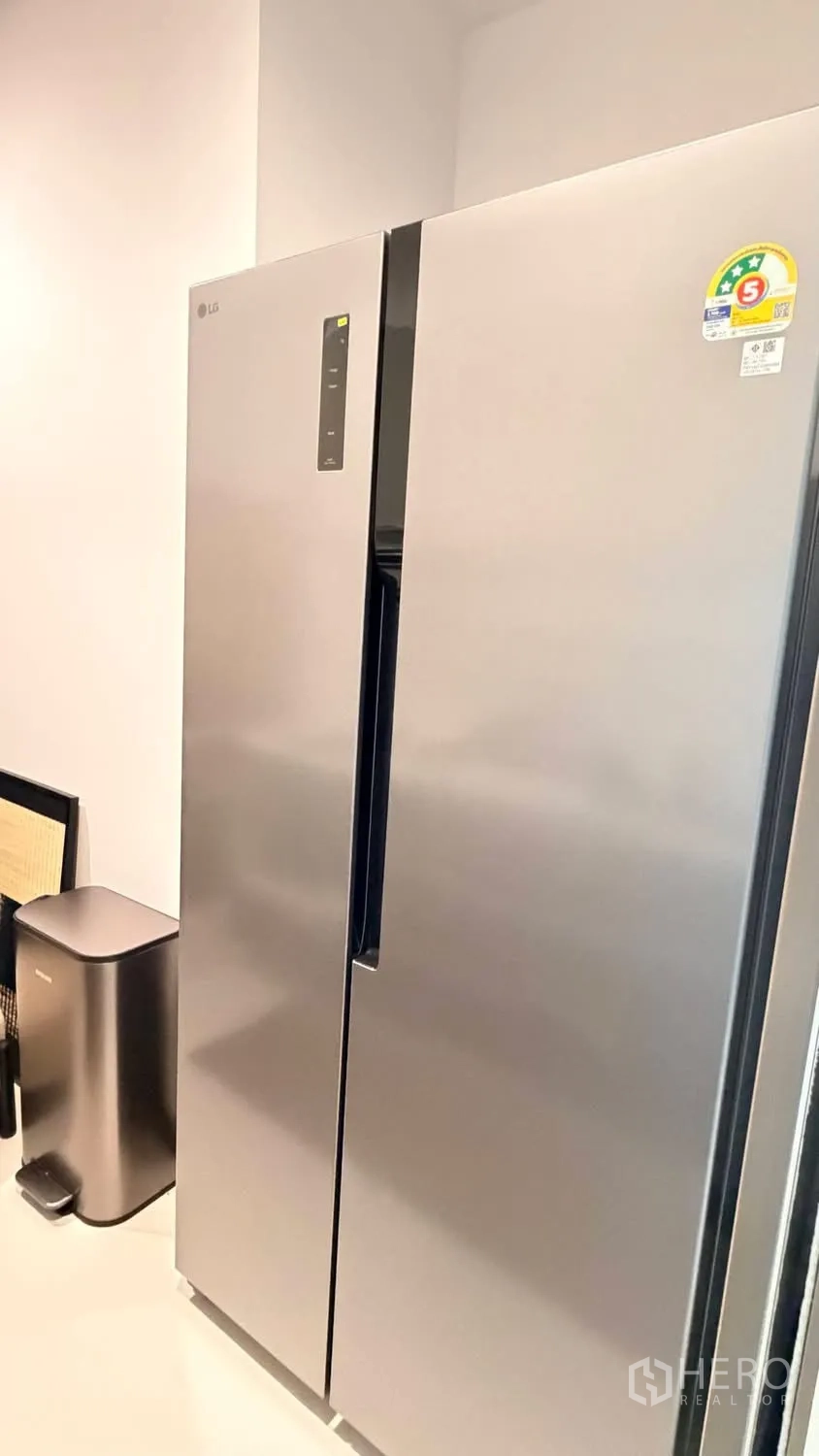 公寓 for rent in Watthana, Bangkok - 现代厨房一角的不锈钢对开门冰箱。