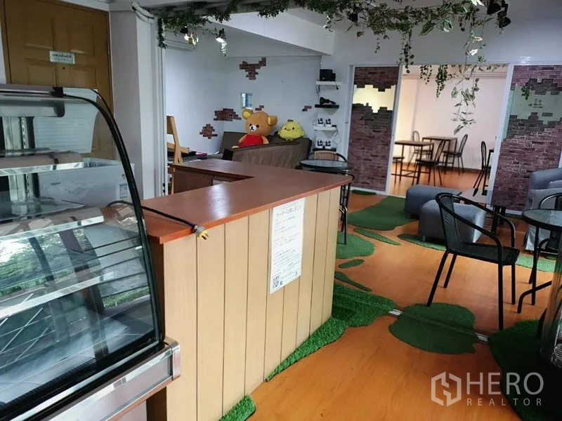 Retail Space for rent in Khlong Toei, Bangkok - Café-style counter with glass display and seating in a Sukhumvit retail space.