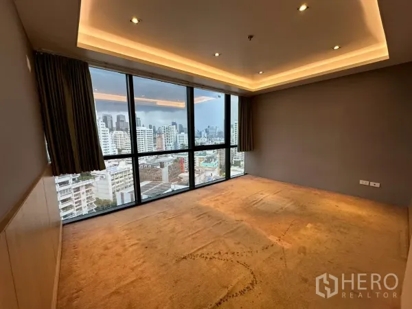 Office Space for rent in Khlong Toei, Bangkok - Private office with floor-to-ceiling windows showcasing Bangkok skyline views.