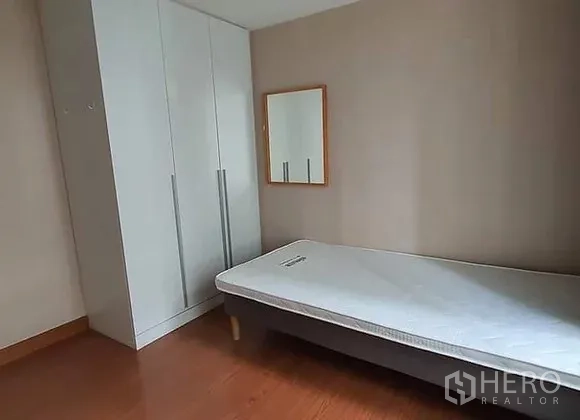 คอนโด ให้เช่าในHuai Khwang, Bangkok - ห้องนอนที่สาม เตียงเดี่ยว ตู้เสื้อผ้าสีขาว และกระจกผนัง