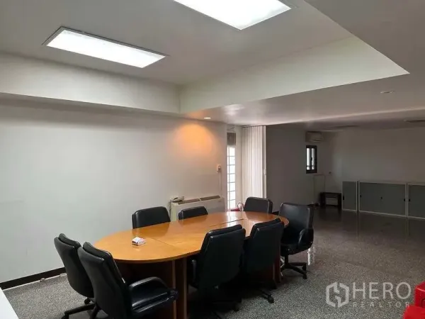 Factory for rent or sale in Bang Phli, Samut Prakan - Meeting room featuring an oval table, several chairs and recessed ceiling lights.