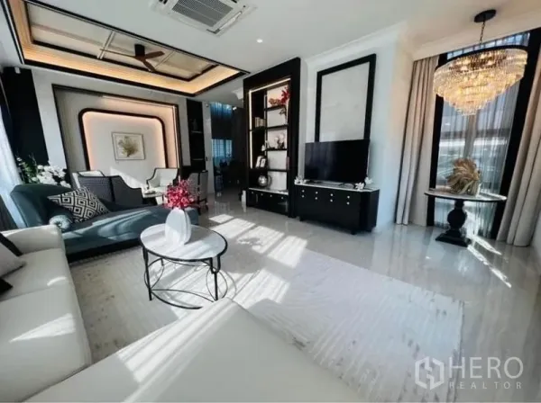 บ้าน ให้เช่าหรือขายในWatthana, Bangkok - ห้องนั่งเล่นสว่างพื้นหินอ่อน โคมระย้า ผนังทีวี และหน้าต่างบานใหญ่