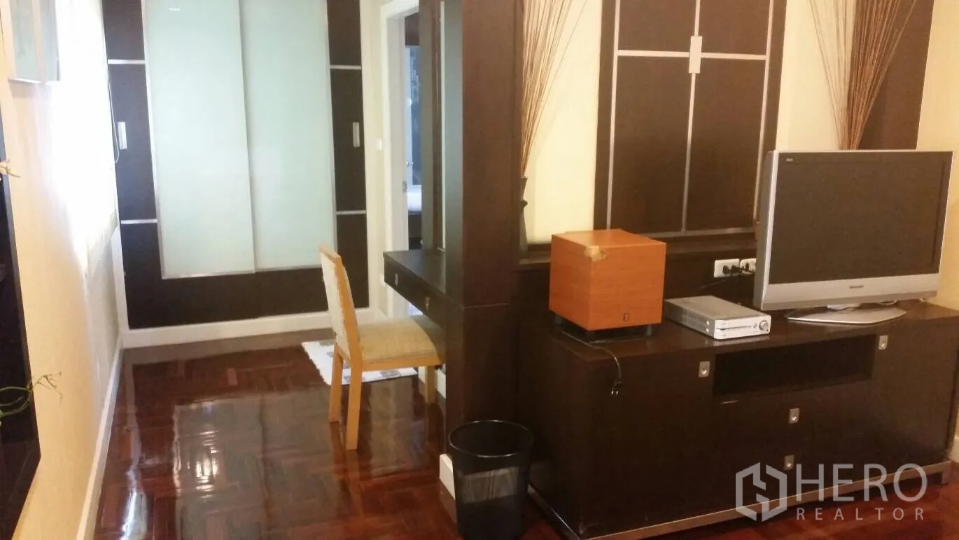 Detached House for rent in Lat Krabang, Bangkok - Bedroom workspace with built‑in vanity, wardrobe, and TV cabinet.