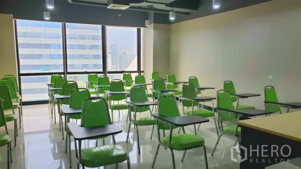 สำนักงาน ให้เช่าในWatthana, Bangkok - ห้องเรียน/เทรนนิ่ง เก้าอี้สีเขียวพร้อมที่เขียน วางเป็นแถว มองเห็นวิวเมือง